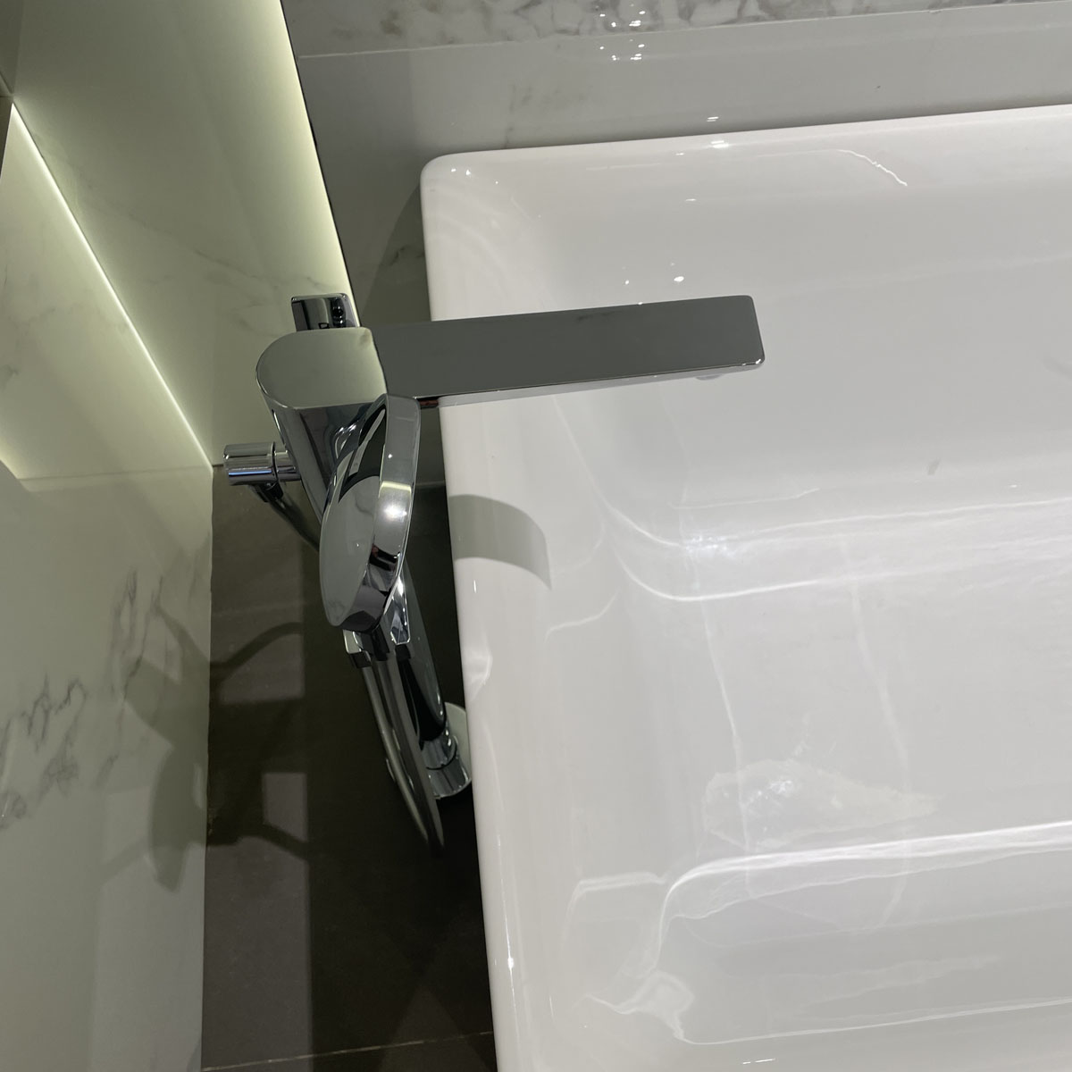 Vòi bồn tắm đặt sàn có tẩy cặn JOMOO P38008-684/1B-1