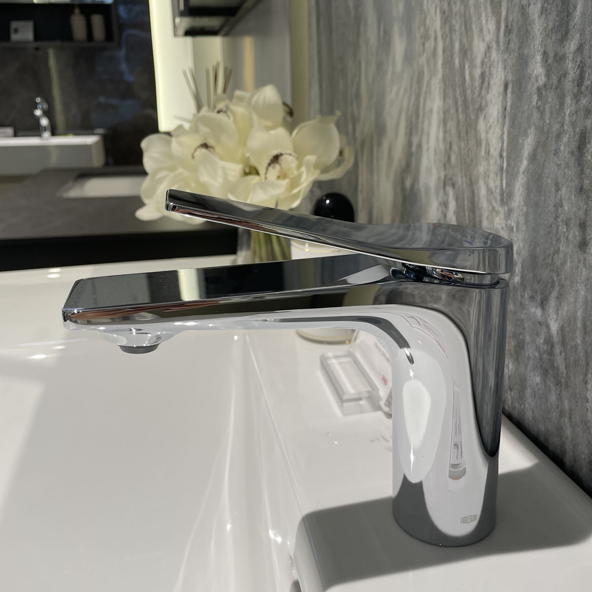 Vòi chậu lavabo nóng lạnh JOMOO 32305-456