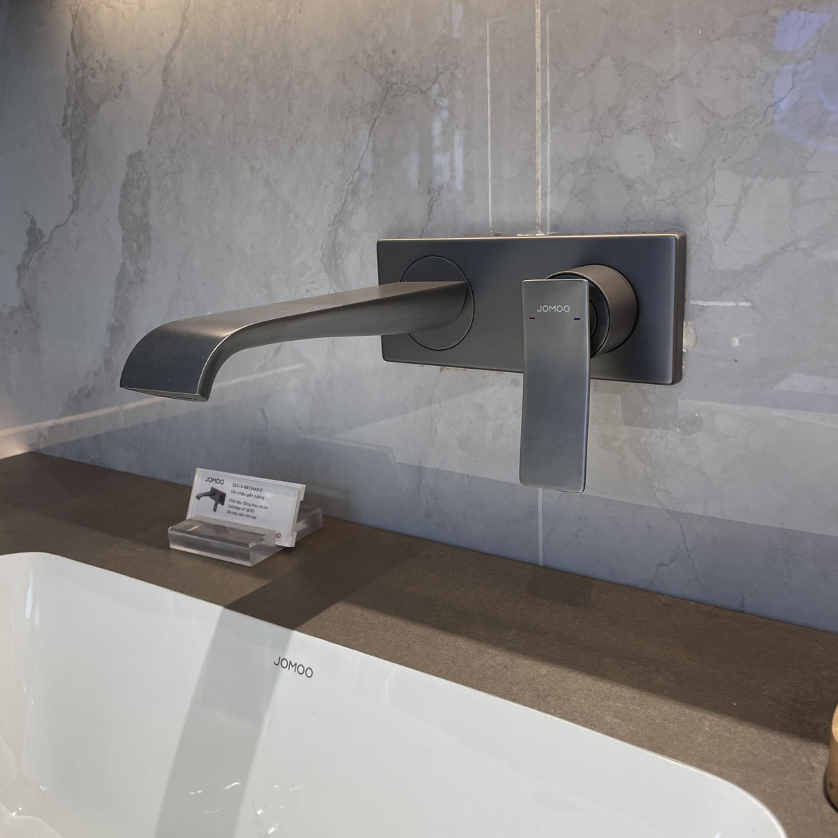 Vòi chậu lavabo gắn tường nóng lạnh JOMOO 32414-681