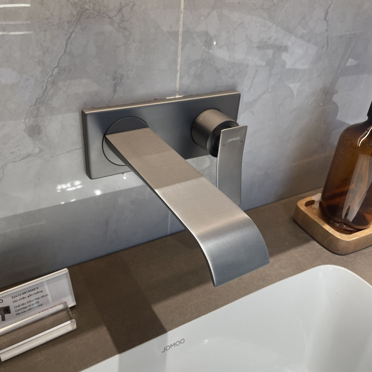 Vòi chậu lavabo gắn tường nóng lạnh JOMOO 32414-681