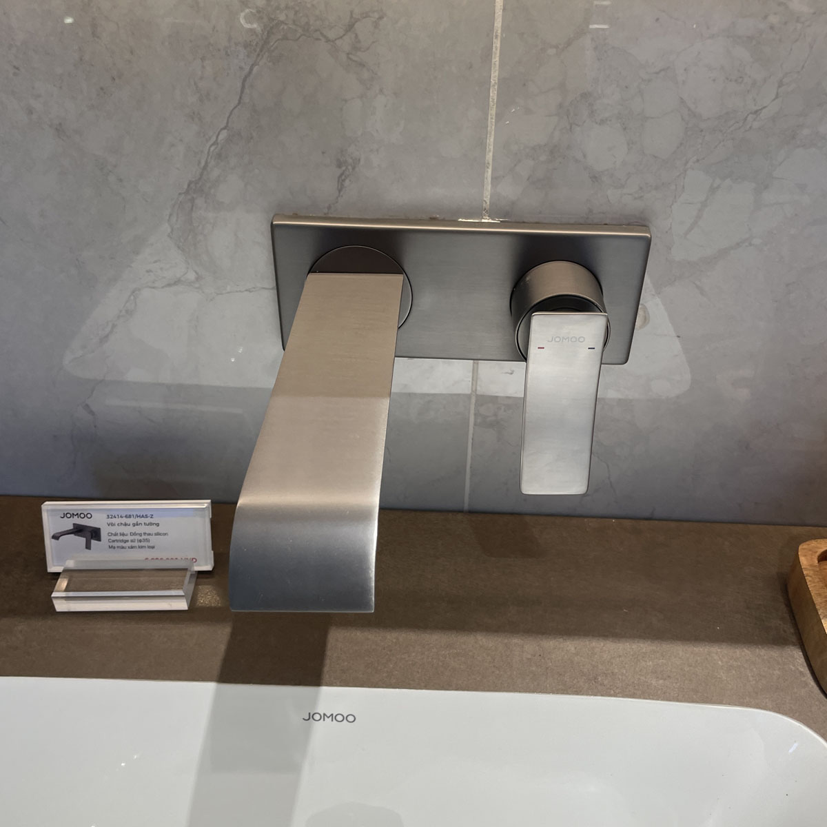 Vòi chậu lavabo gắn tường nóng lạnh JOMOO 32414-681