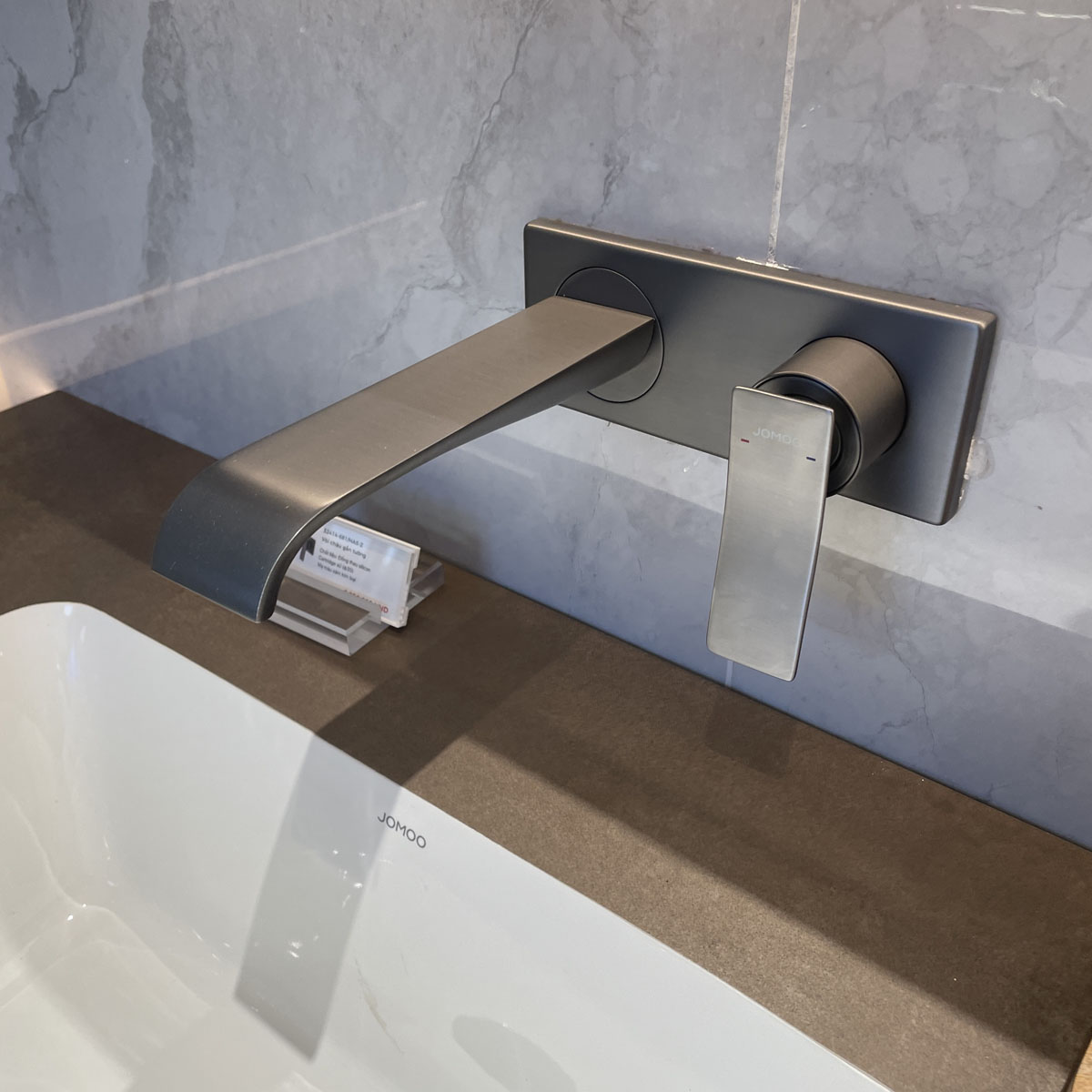 Vòi chậu lavabo gắn tường nóng lạnh JOMOO 32414-681