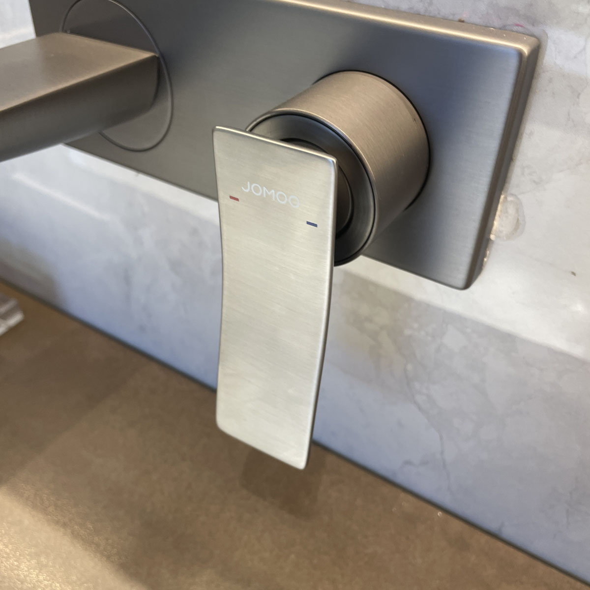 Vòi chậu lavabo gắn tường nóng lạnh JOMOO 32414-681