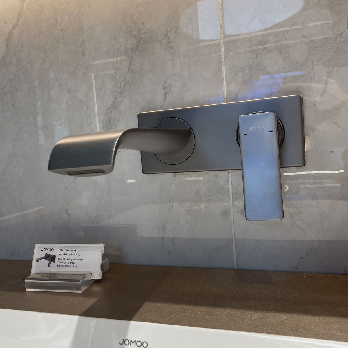 Vòi chậu lavabo gắn tường nóng lạnh JOMOO 32414-681