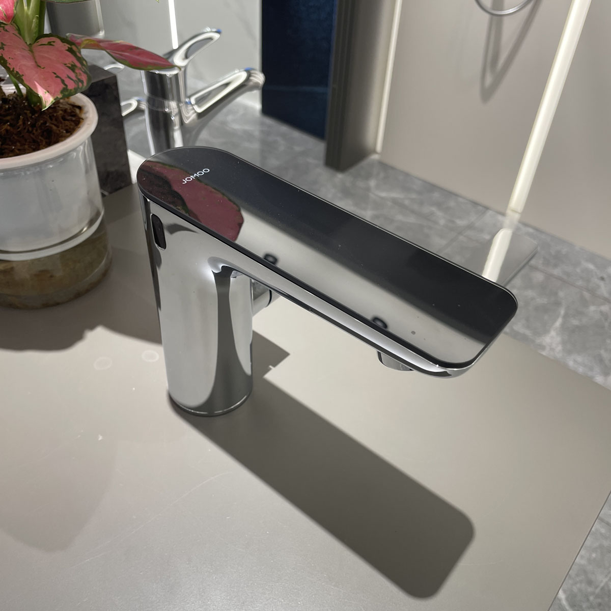 Vòi lavabo cảm ứng nhiệt độ JOMOO 32434-602/1B-Z