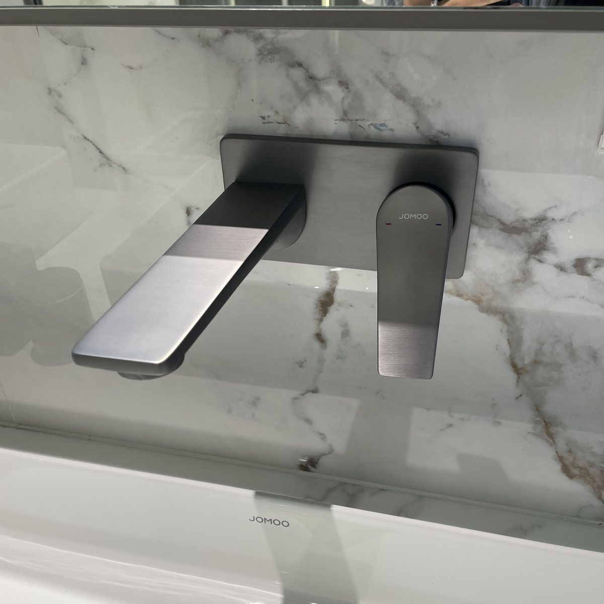 Vòi chậu lavabo nóng lạnh gắn tường JOMOO P32303-456