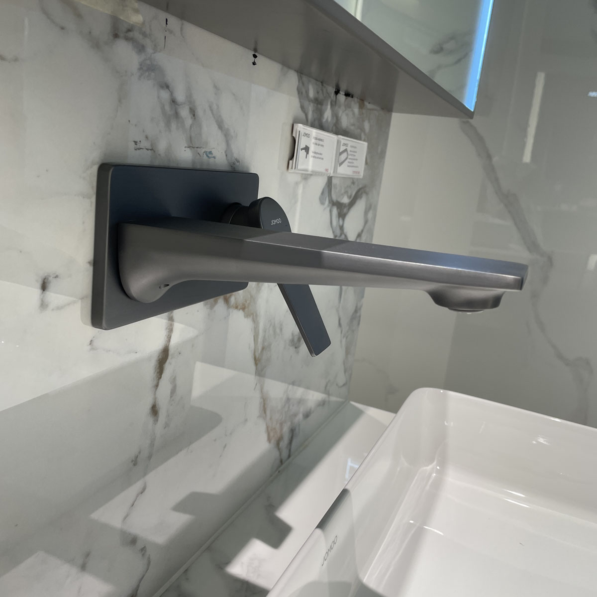 Vòi chậu lavabo nóng lạnh gắn tường JOMOO P32303-456