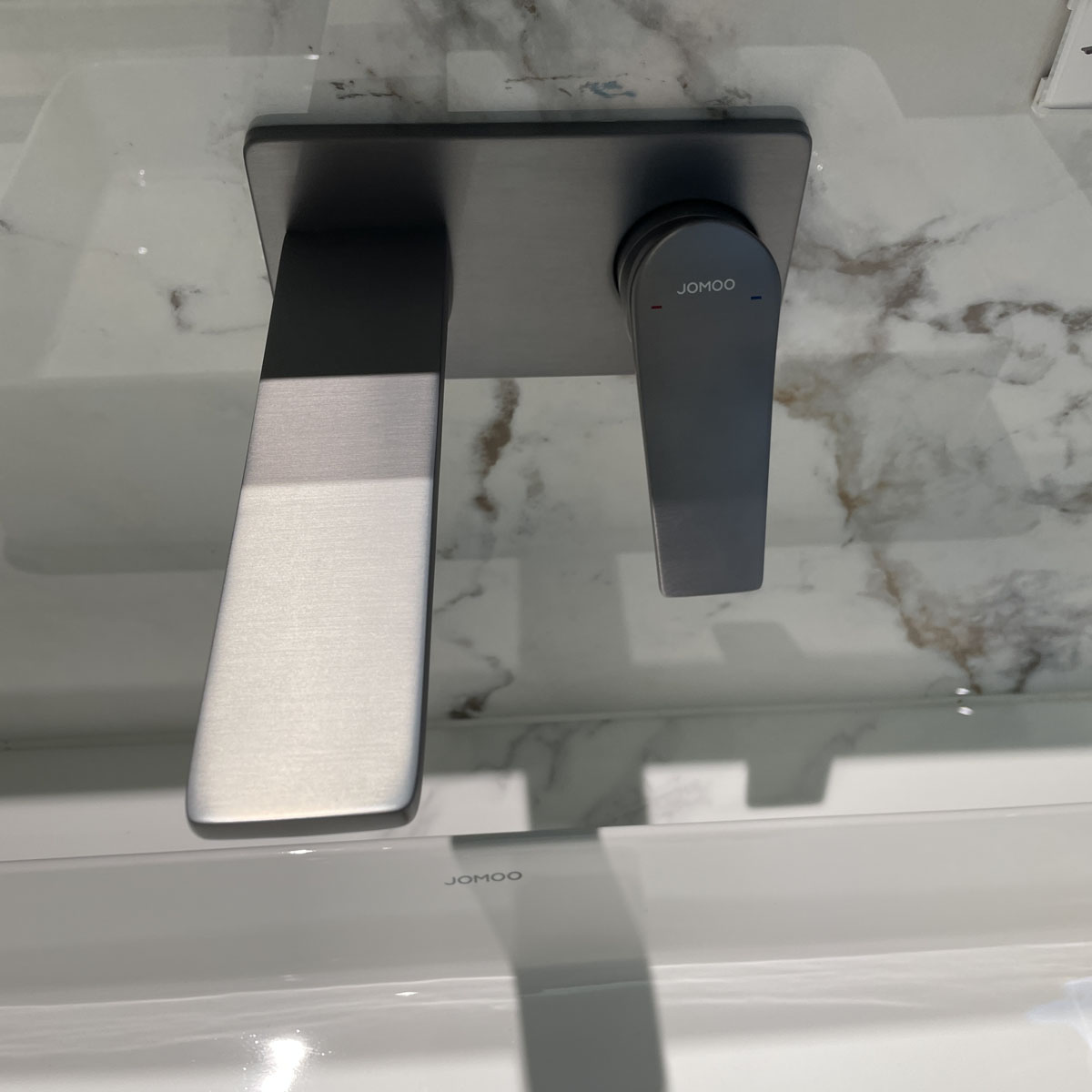 Vòi chậu lavabo nóng lạnh gắn tường JOMOO P32303-456