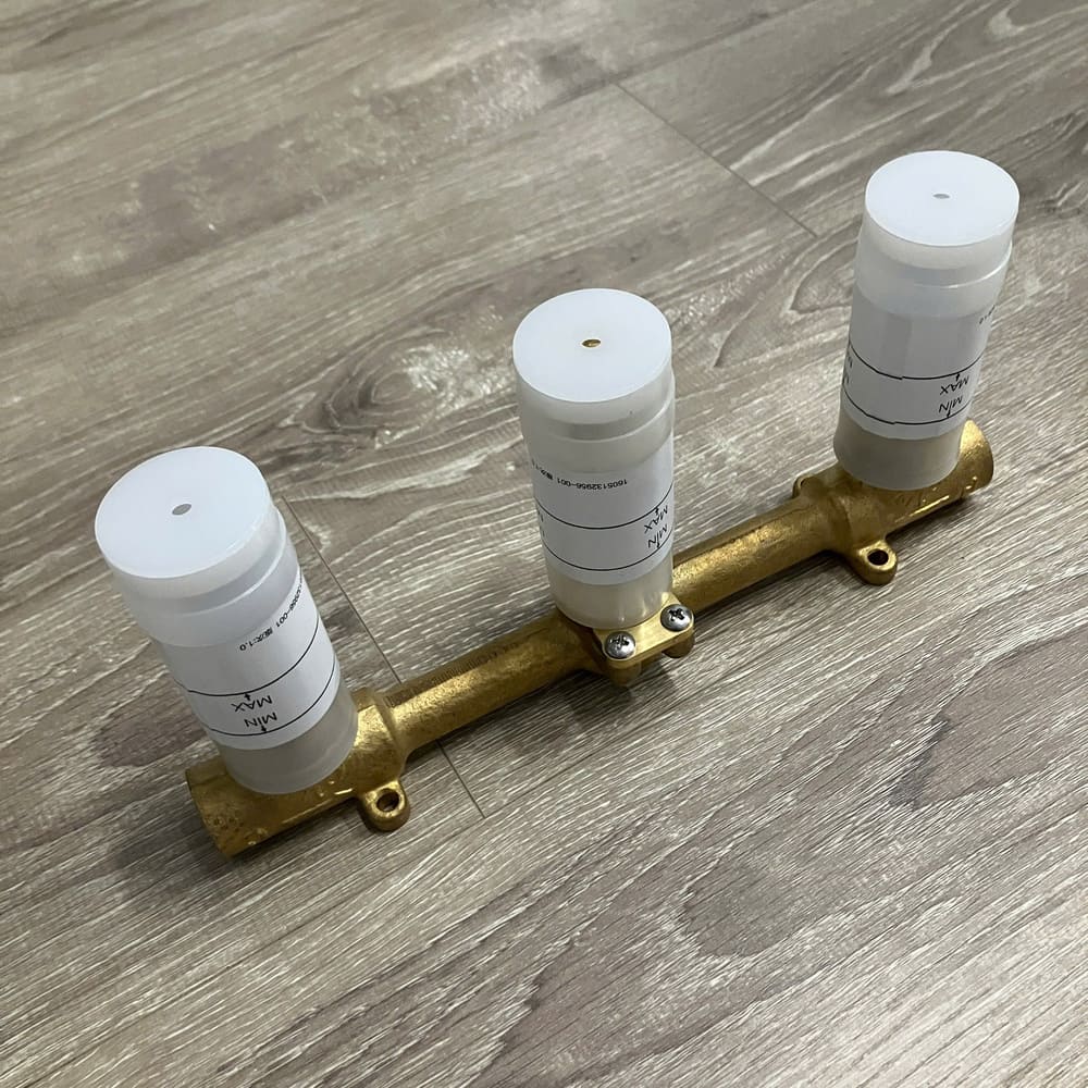 Vòi chậu lavabo gắn tường nóng lạnh JOMOO P22069-670