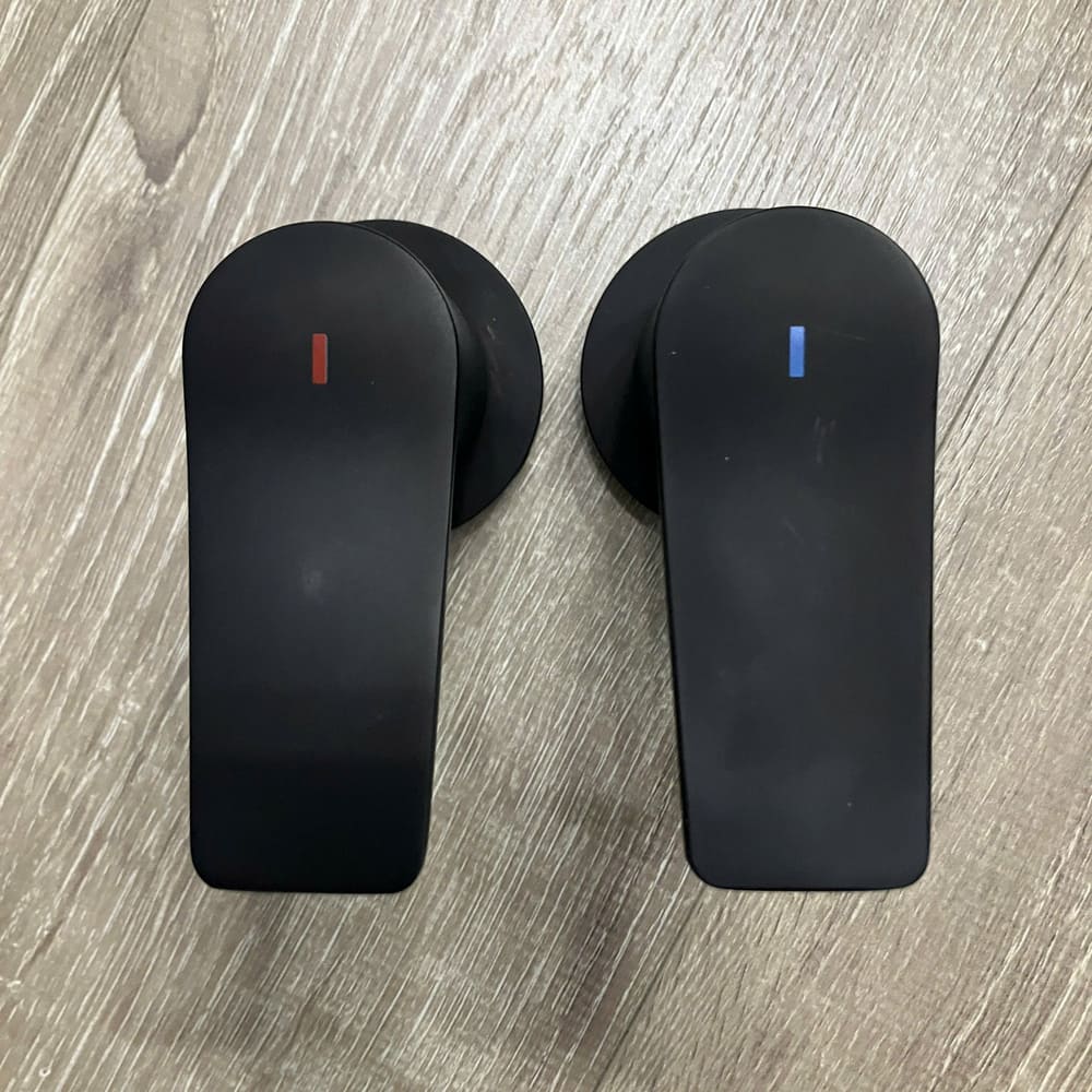 Vòi chậu lavabo gắn tường nóng lạnh JOMOO P22069-670