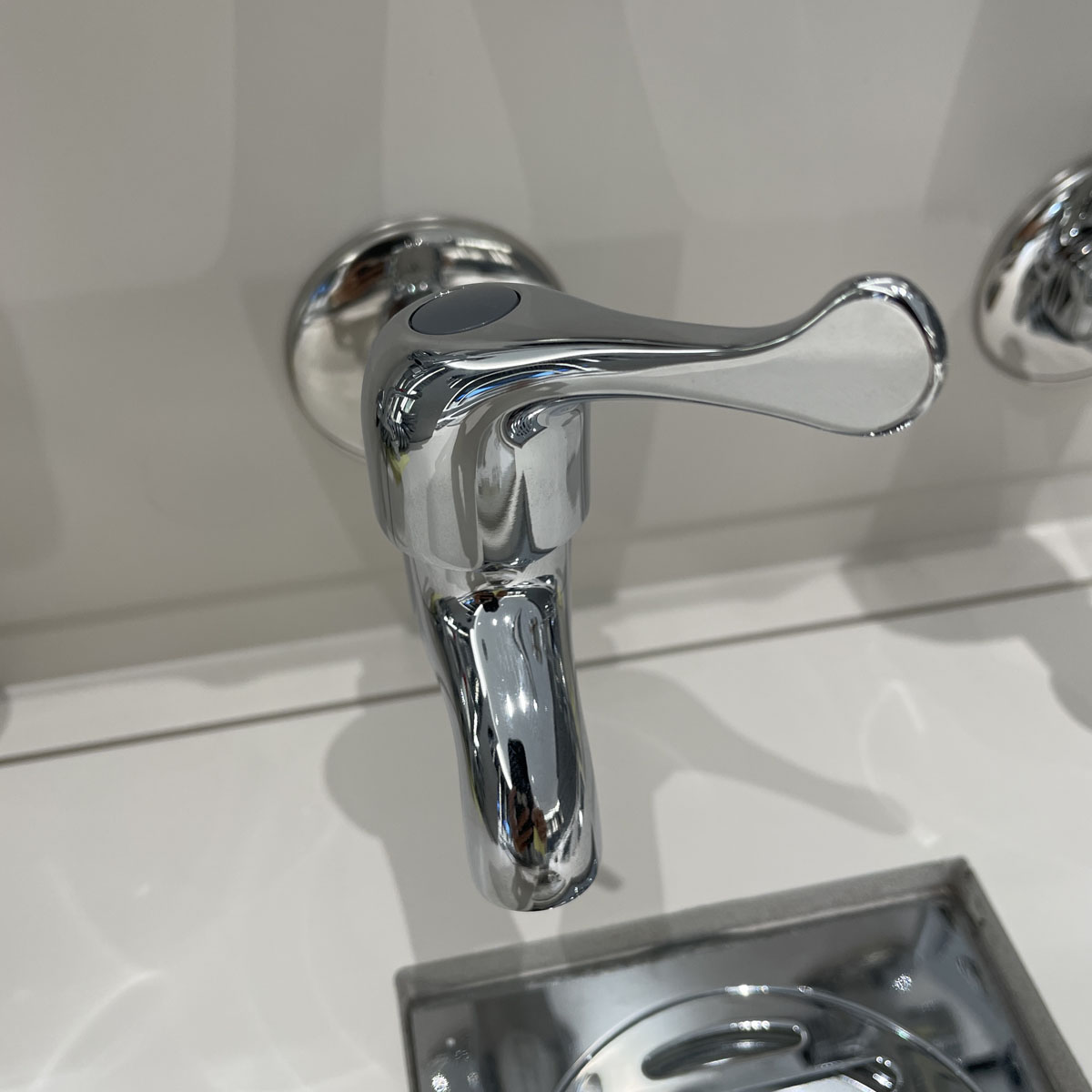 Vòi lạnh gắn tường JOMOO 7104-238/1C1-I011