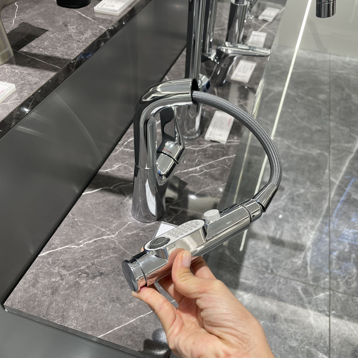 Vòi rửa chén bát nóng lạnh 2 chế độ xả JOMOO 32394-649/1B-Z