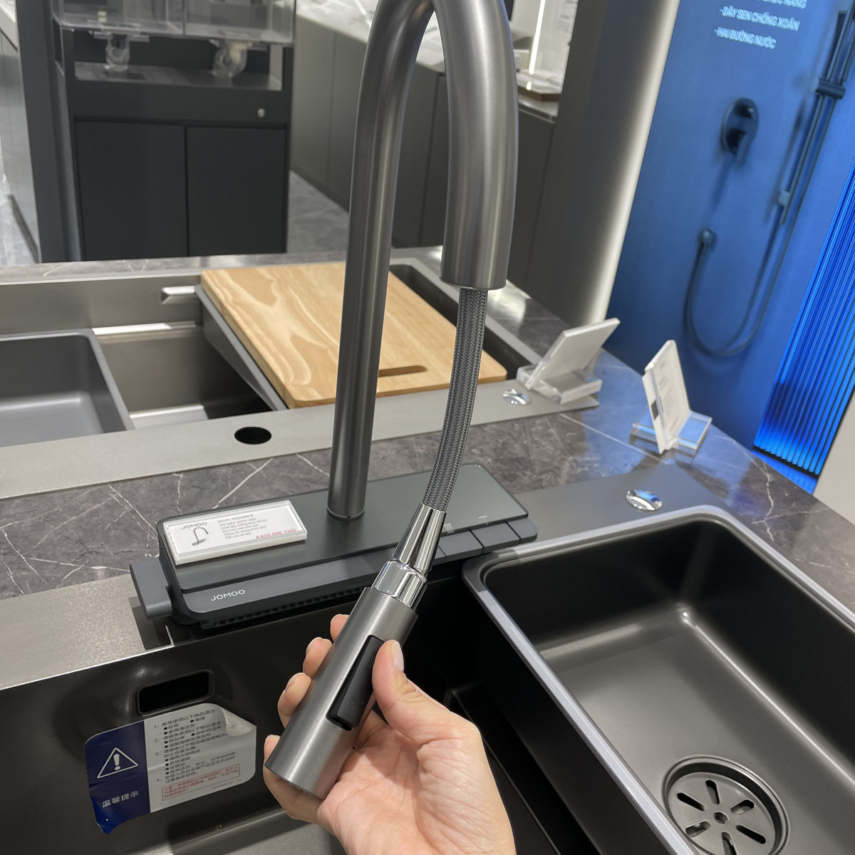 Vòi rửa chén bát nóng lạnh dây rút và kèm vòi rửa thác JOMOO 33171-733/HBS-Z
