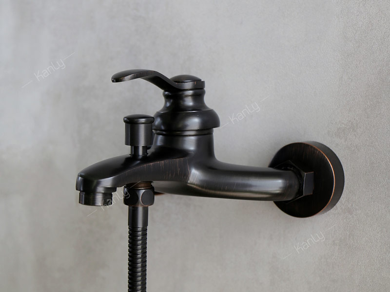 Sen tắm gắn tường nóng lạnh màu đen Kanly GCS20B