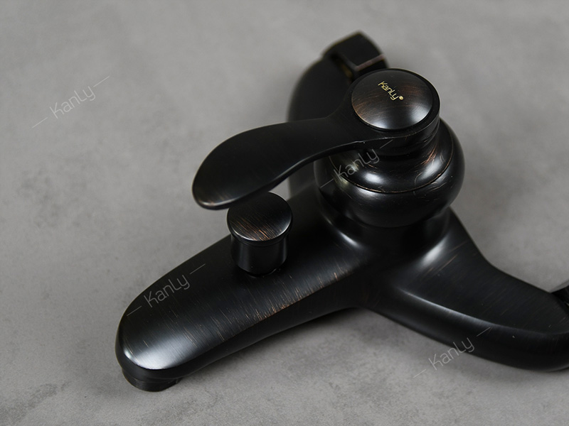 Sen tắm gắn tường nóng lạnh màu đen Kanly GCS20B