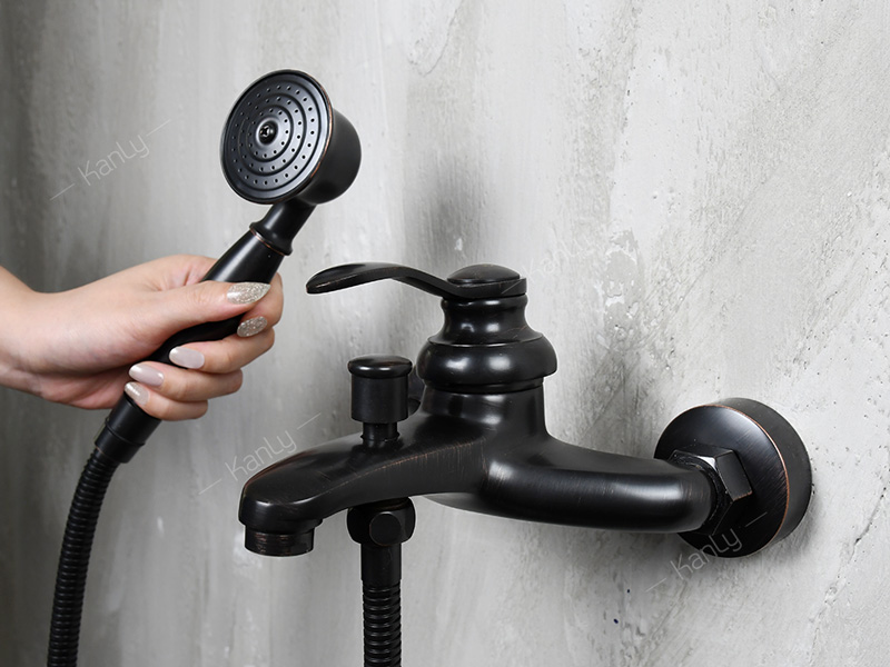 Sen tắm gắn tường nóng lạnh màu đen Kanly GCS20B