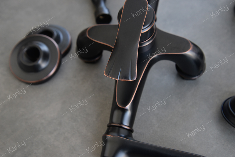 Sen tắm treo tường nóng lạnh bằng đồng Kanly GCS23B