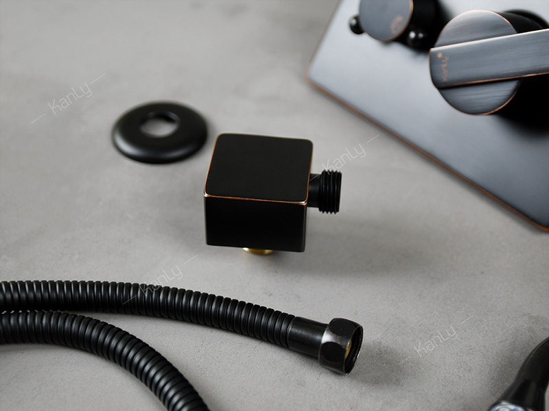 Sen tắm âm tường bằng đồng màu đen Kanly GCS75B