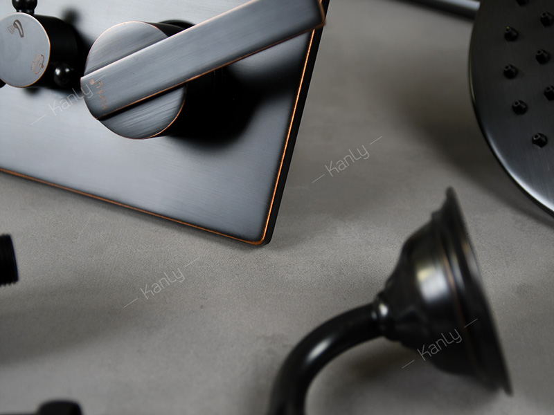 Sen tắm âm tường bằng đồng màu đen Kanly GCS75B