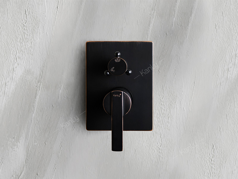 Sen tắm âm tường bằng đồng màu đen Kanly GCS75B