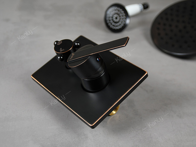 Sen tắm âm tường bằng đồng màu đen Kanly GCS75B