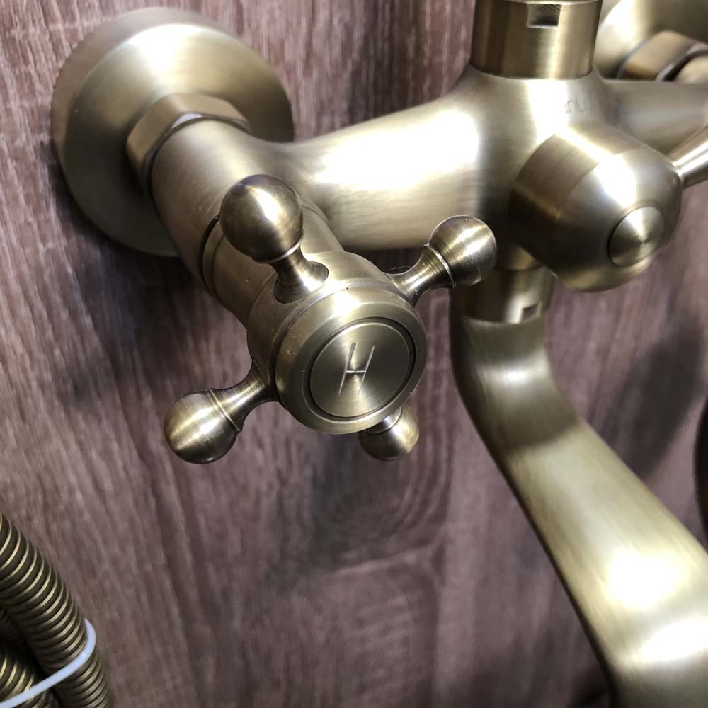 Sen tắm treo tường bằng đồng Kanly GCS01B