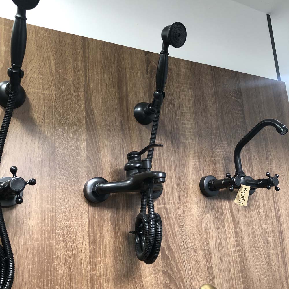 Sen tắm gắn tường nóng lạnh màu đen Kanly GCS20B