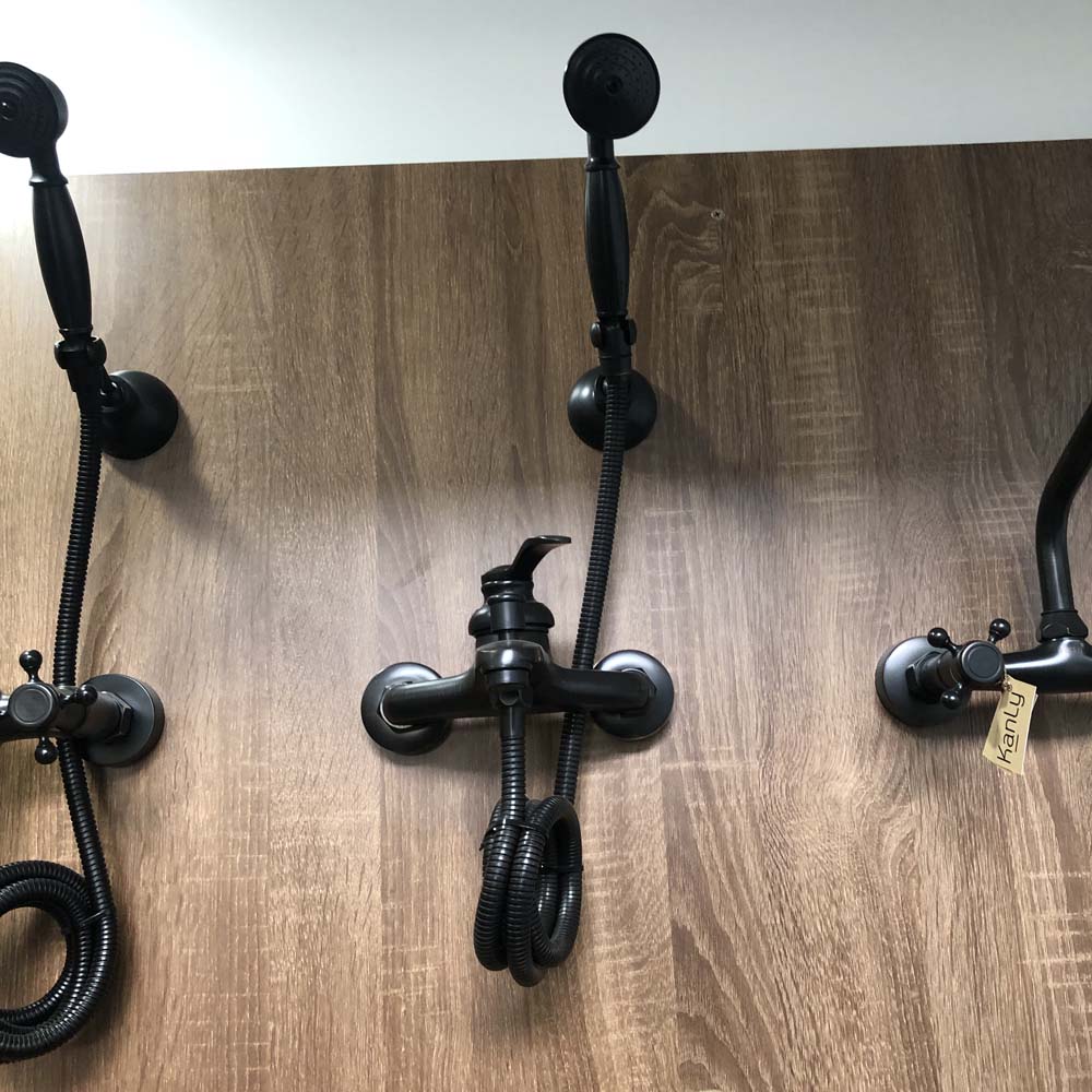 Sen tắm gắn tường nóng lạnh màu đen Kanly GCS20B