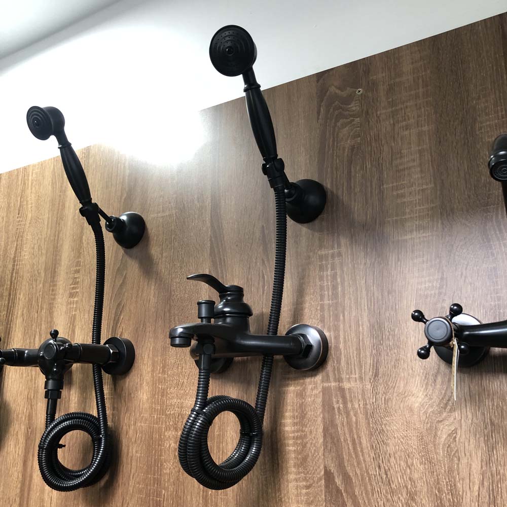 Sen tắm gắn tường nóng lạnh màu đen Kanly GCS20B