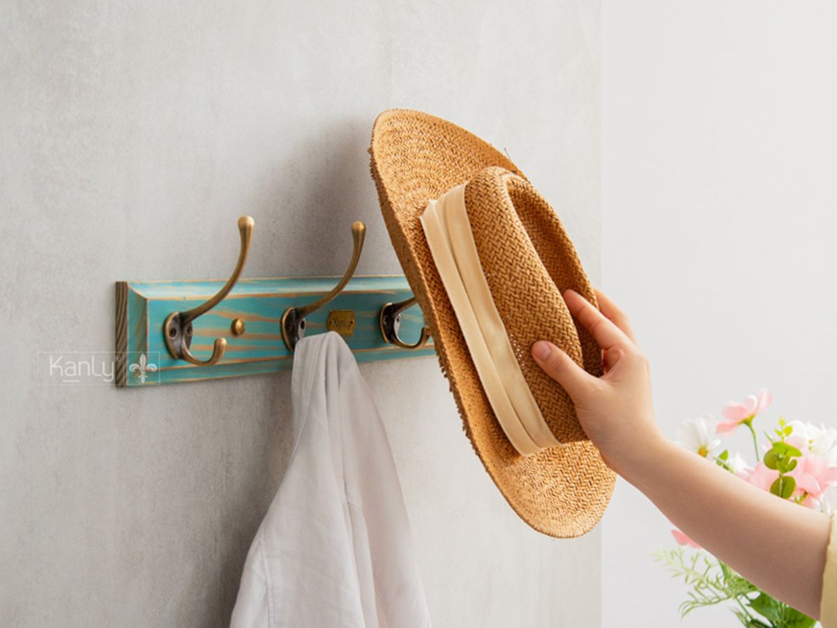 Móc treo áo gỗ và đồng thau Kanly GCG20E-XANH