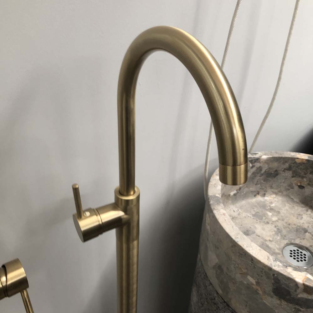 Vòi xả bồn đặt sàn nóng lạnh bằng đồng Kanly GCAH6