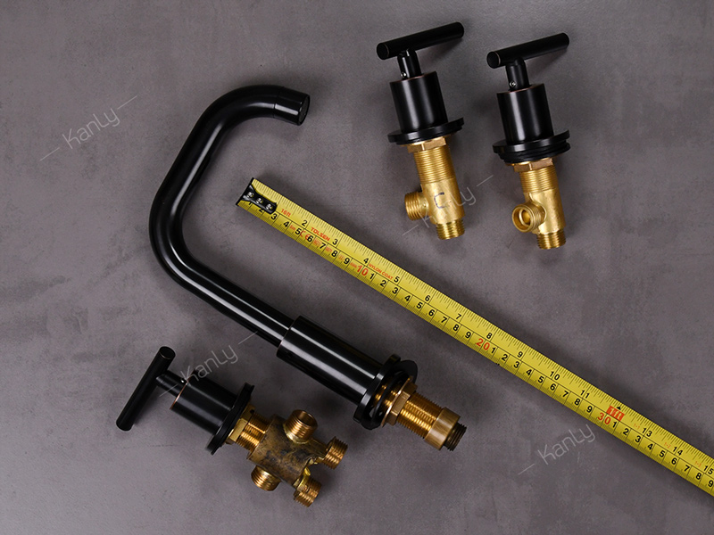 Sen tắm gắn bồn nóng lạnh bằng đồng Kanly GCB09B