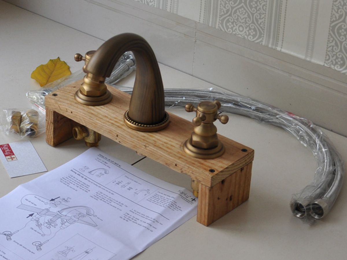 Vòi chậu âm bàn nóng lạnh bằng đồng Kanly GCB03