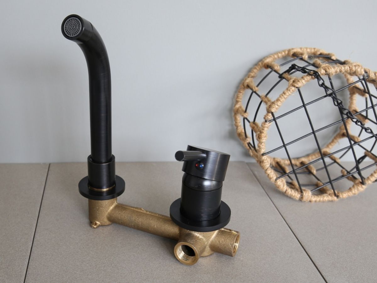 Vòi âm tường nóng lạnh bằng đồng Kanly GCT04B