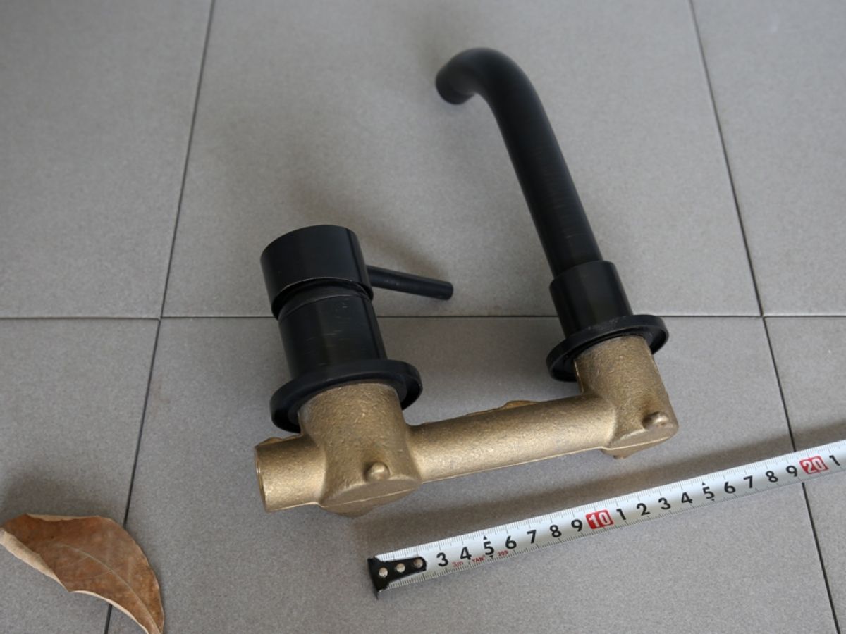 Vòi âm tường nóng lạnh bằng đồng Kanly GCT04B