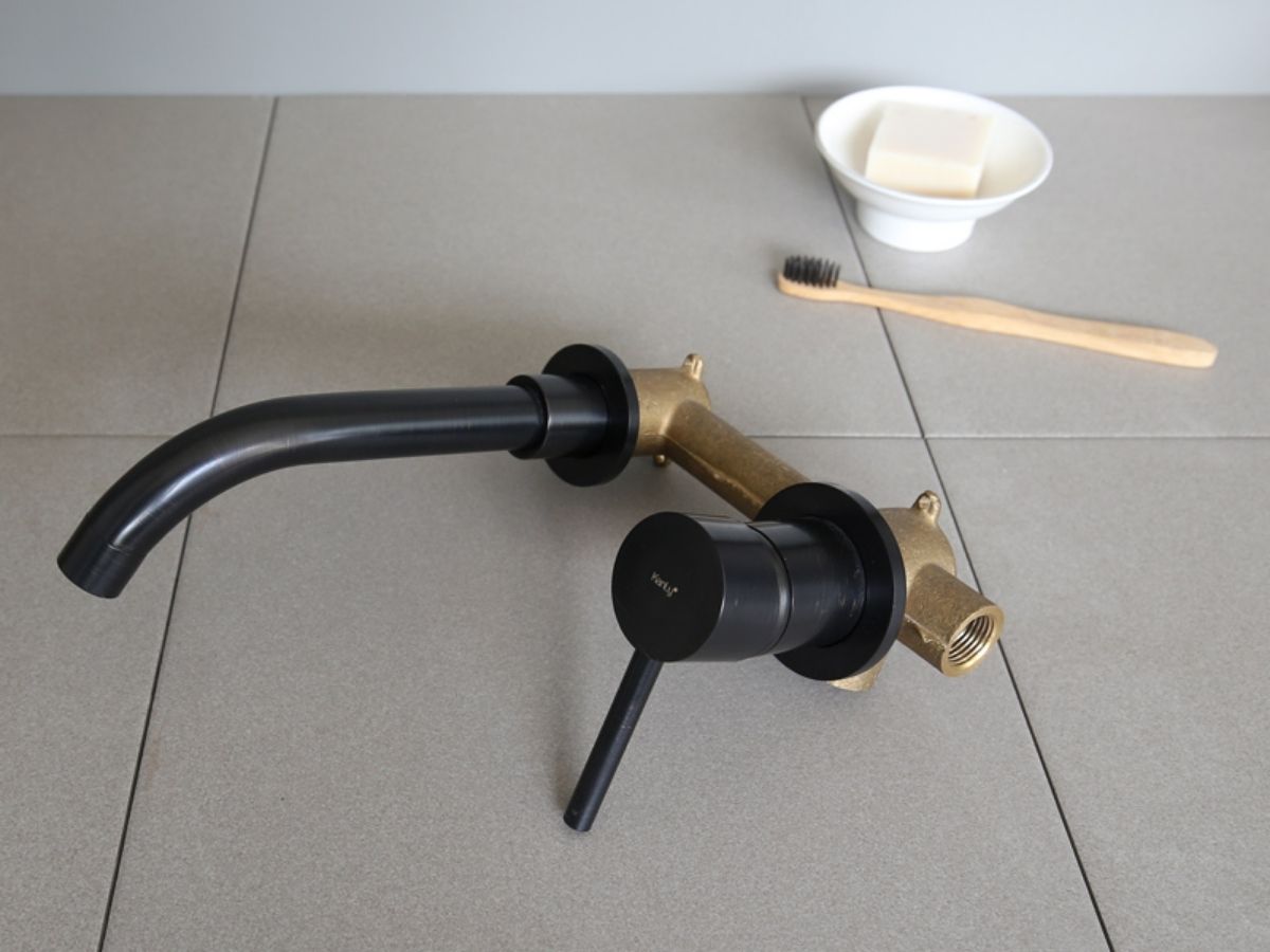 Vòi âm tường nóng lạnh bằng đồng Kanly GCT04B