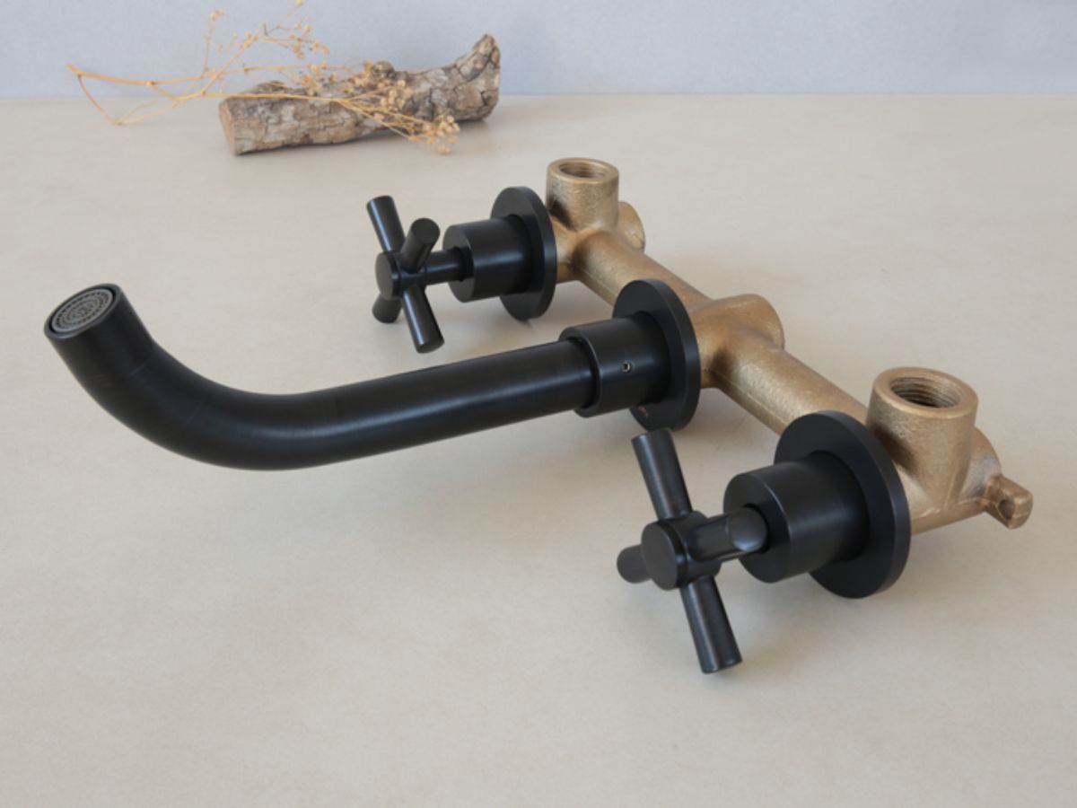 Vòi âm tường nóng lạnh bằng đồng Kanly GCT07B