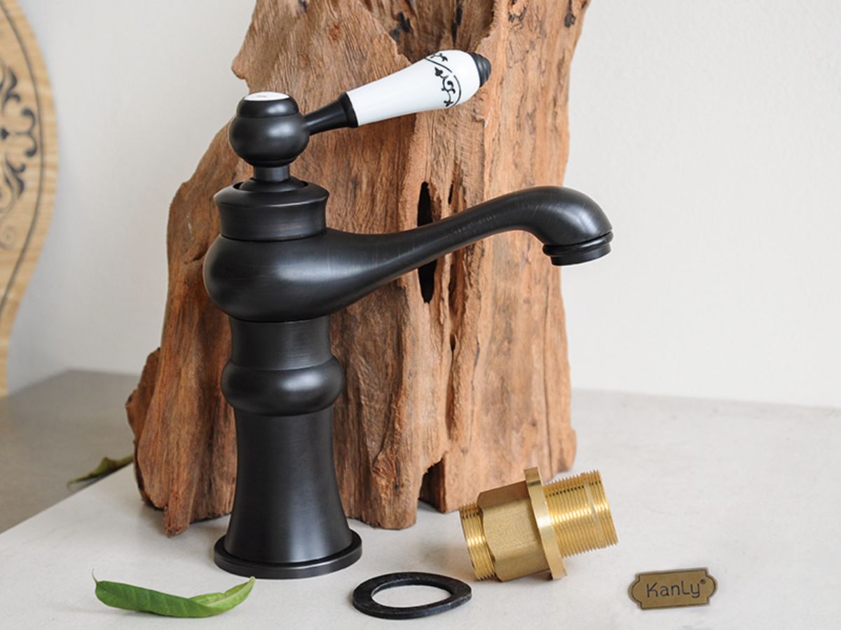 Vòi chậu lavabo nóng lạnh bằng đồng Kanly GCV03B