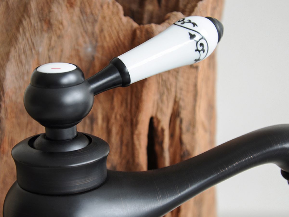 Vòi chậu lavabo nóng lạnh bằng đồng Kanly GCV03B