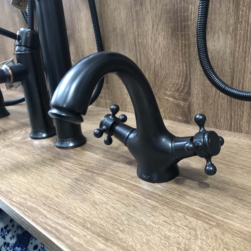 Vòi chậu lavabo nóng lạnh bằng đồng Kanly GCV05B