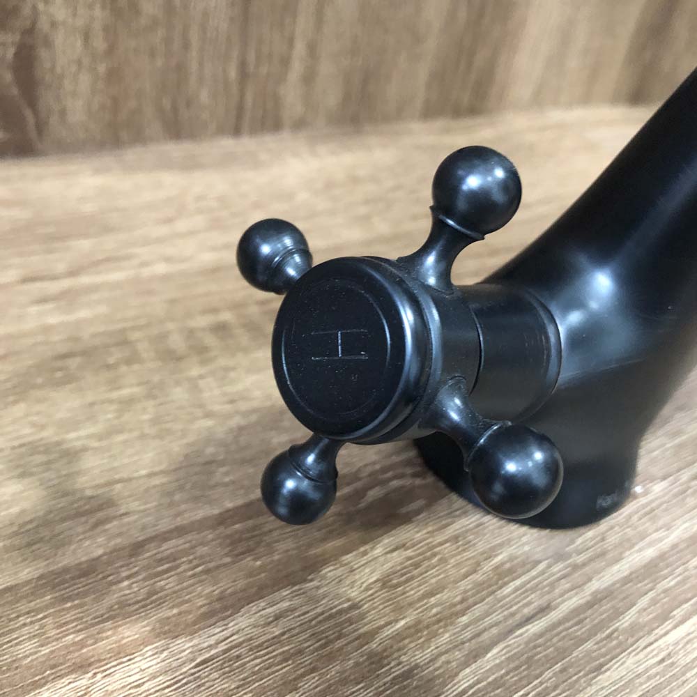 Vòi chậu lavabo nóng lạnh bằng đồng Kanly GCV05B