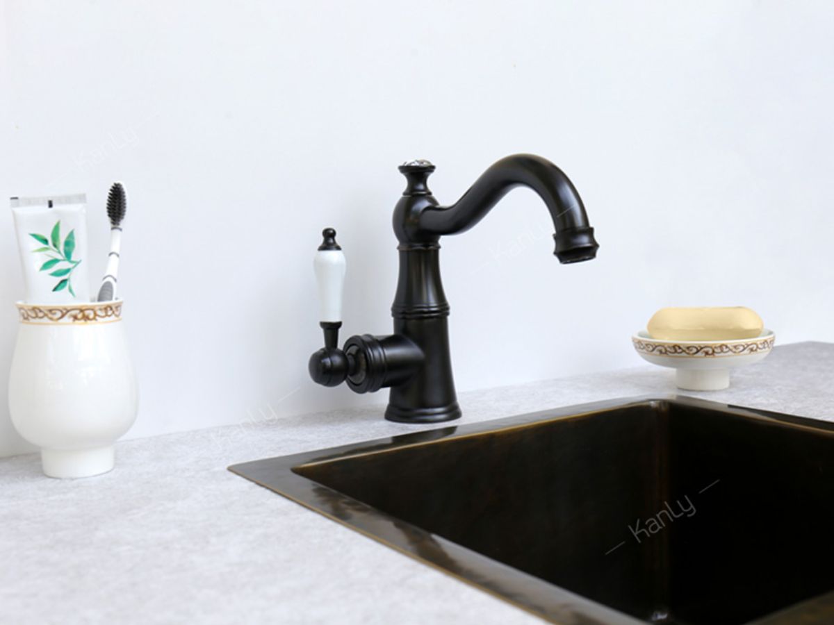 Vòi chậu lavabo nóng lạnh bằng đồng Kanly GCV06B