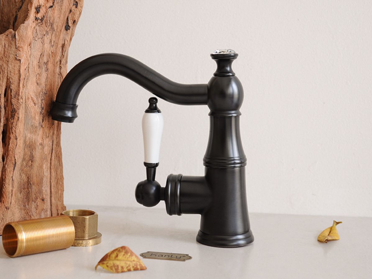 Vòi chậu lavabo nóng lạnh bằng đồng Kanly GCV06B