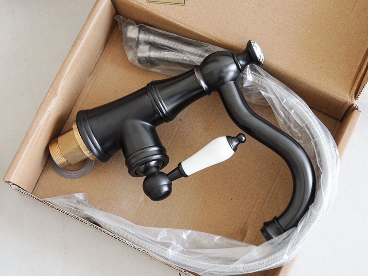 Vòi chậu lavabo nóng lạnh bằng đồng Kanly GCV06B