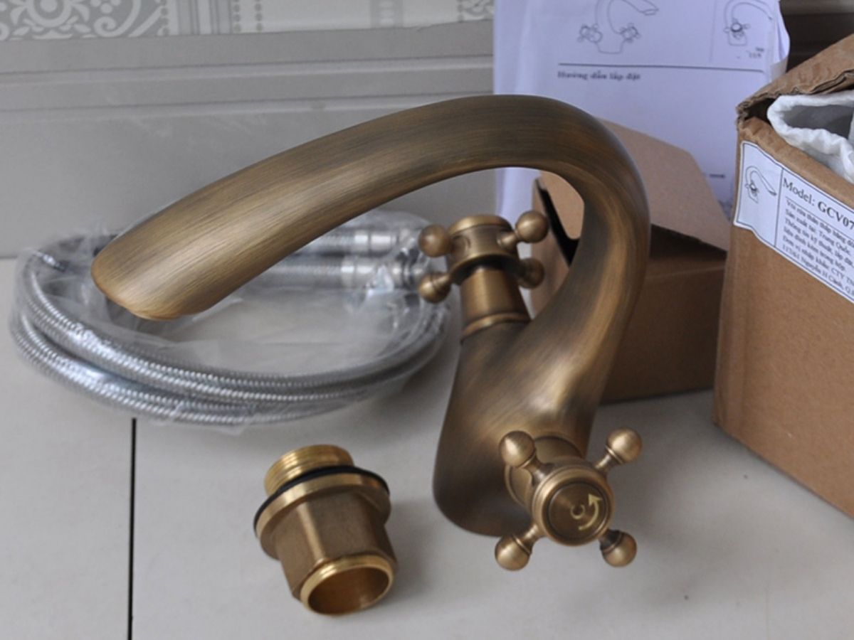 Vòi chậu lavabo nóng lạnh bằng đồng Kanly GCV07