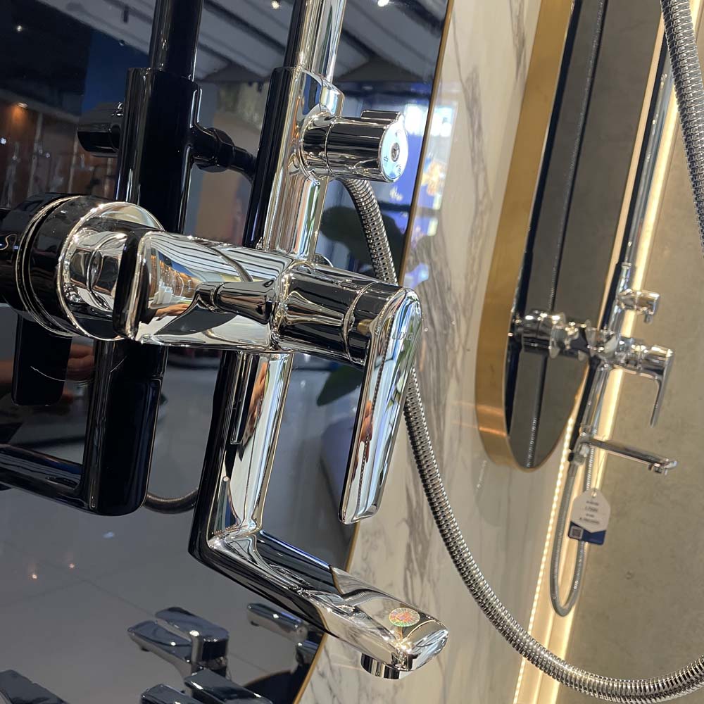 Bộ sen tắm cây đứng nóng lạnh Luxta L7229