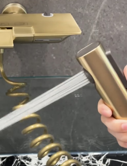 Bộ sen cây tắm nóng lạnh Luxta L7230-Gold