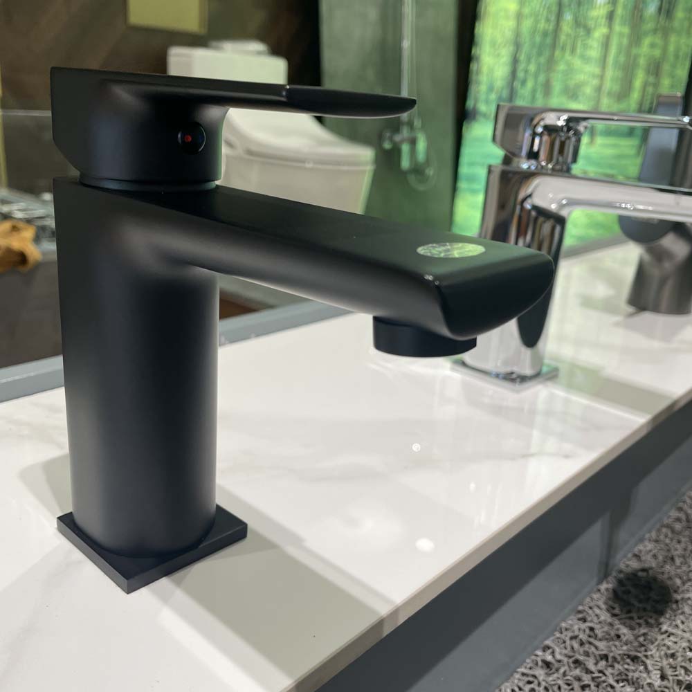 Vòi chậu lavabo nóng lạnh Luxta L1228-Black