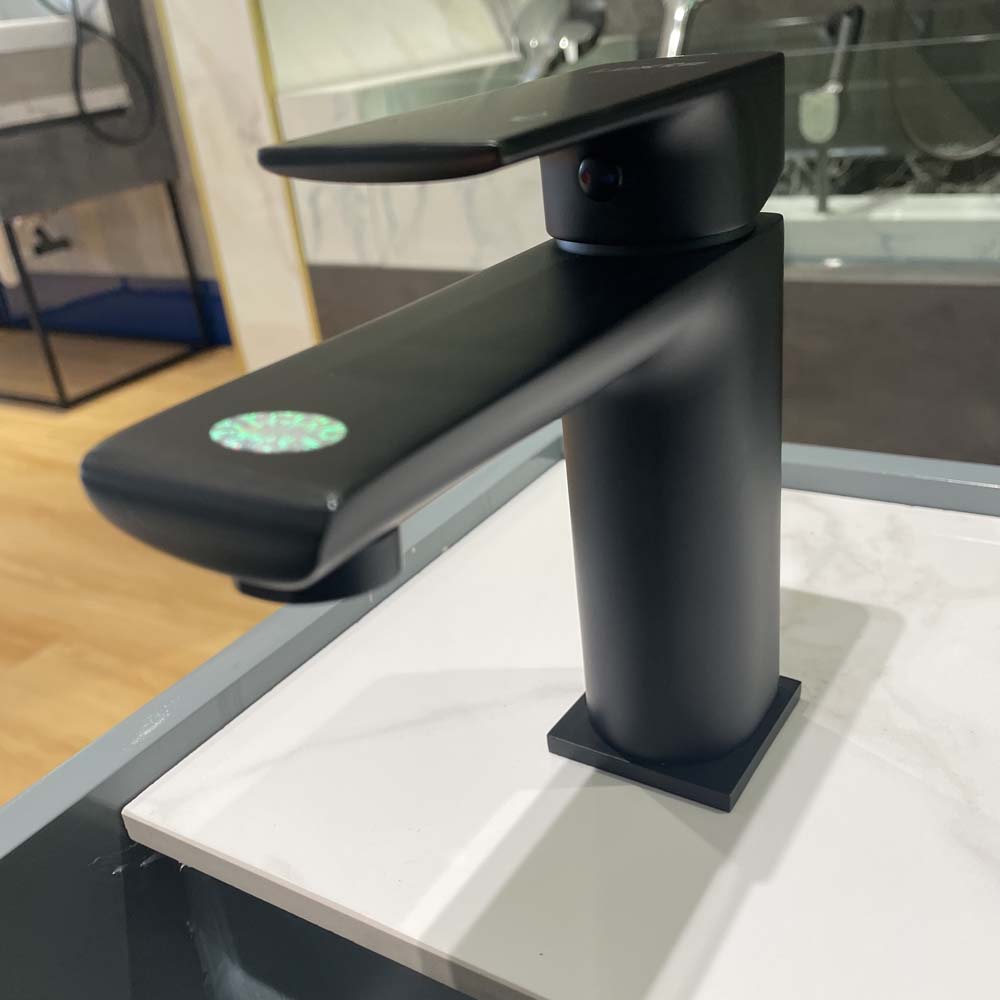 Vòi chậu lavabo nóng lạnh Luxta L1228-Black