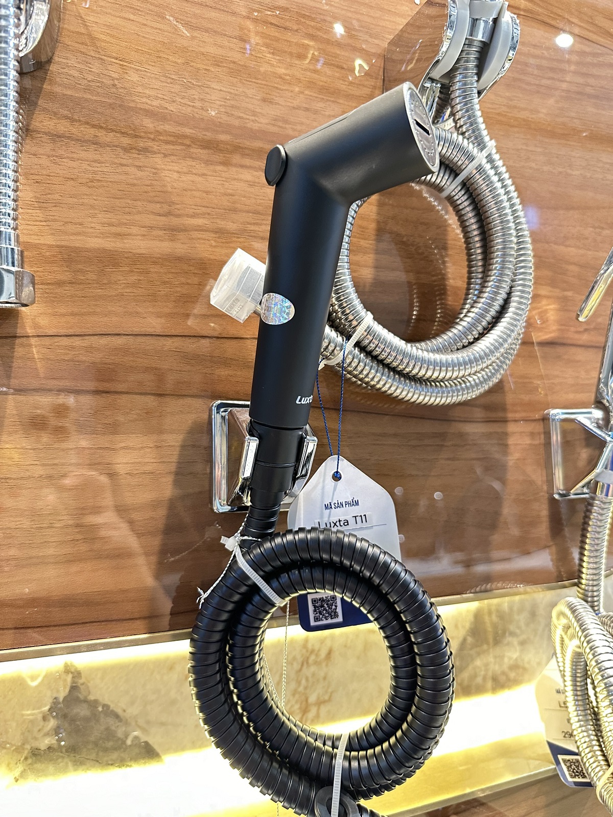 Vòi xịt vệ sinh Luxta L5111-Black